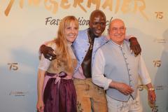 Nina Munz, Papis Loveday, Dr. Axel Munz (von li. nach re.), 75 Jahre Trachten Angermaier im Silbersaal im Deutschen Theater in München 2023