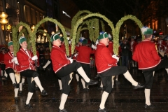 Abschlußtanz der Schäffler im Tanzjahr 2019  vor der Herberge Augustiner Neuhauser Straße in München 2019