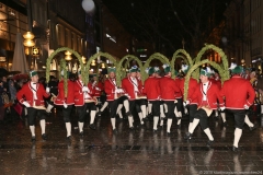 Abschlußtanz der Schäffler im Tanzjahr 2019  vor der Herberge Augustiner Neuhauser Straße in München 2019