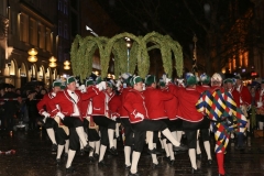 Abschlußtanz der Schäffler im Tanzjahr 2019  vor der Herberge Augustiner Neuhauser Straße in München 2019