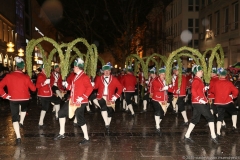 Abschlußtanz der Schäffler im Tanzjahr 2019  vor der Herberge Augustiner Neuhauser Straße in München 2019