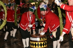 Abschlußtanz der Schäffler im Tanzjahr 2019  vor der Herberge Augustiner Neuhauser Straße in München 2019