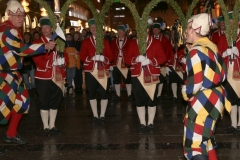 Abschlußtanz der Schäffler im Tanzjahr 2019  vor der Herberge Augustiner Neuhauser Straße in München 2019