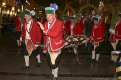 Abschlußtanz der Schäffler im Tanzjahr 2019  vor der Herberge Augustiner Neuhauser Straße in München 2019