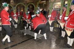 Abschlußtanz der Schäffler im Tanzjahr 2019  vor der Herberge Augustiner Neuhauser Straße in München 2019