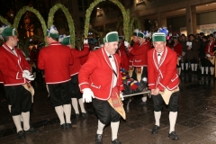 Abschlußtanz der Schäffler im Tanzjahr 2019  vor der Herberge Augustiner Neuhauser Straße in München 2019