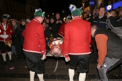 Abschlußtanz der Schäffler im Tanzjahr 2019  vor der Herberge Augustiner Neuhauser Straße in München 2019