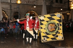 Abschlußtanz der Schäffler im Tanzjahr 2019  vor der Herberge Augustiner Neuhauser Straße in München 2019