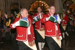 Abschlußtanz der Schäffler im Tanzjahr 2019  vor der Herberge Augustiner Neuhauser Straße in München 2019