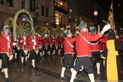 Abschlußtanz der Schäffler im Tanzjahr 2019  vor der Herberge Augustiner Neuhauser Straße in München 2019