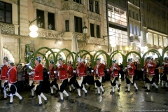 Abschlußtanz der Schäffler im Tanzjahr 2019  vor der Herberge Augustiner Neuhauser Straße in München 2019