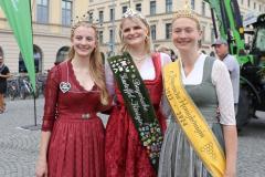 Milchprinzessin Verena Wagner, Kartoffelkönigin Anna Fischhaber,  Honigkönigin Viktoria Seeberger (von li. nach re.)