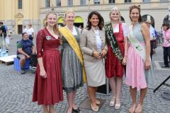 Milchprinzessin VerenaWagner,  Honigkönigin Viktoria Seeburger, Michaela Kaniber, Kartoffelkönigin Anna Fischhaber, Biokönigin Raphaela I. (von li. nach re.)