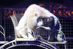 Circus Krone hilft Kindern das Leb en zu Retten.  Kommentiertes Raubtiertraining zu Gunsten der Nicolas-May-Stiftung, 2023