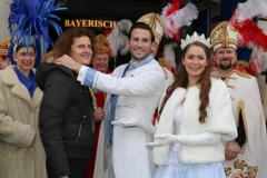 Innegrit Volkhardt, Fabricin I., Sarah I. (von li. nach re.), Einzug Narrhalla Prinzenpaar Sarah I. und Fabrician I. in das Hotel Bayerischer Hof in München 2019