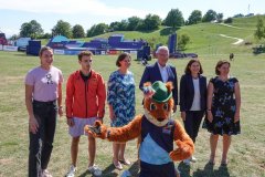 Juliane Seifert (3. von li.),Joachim Herrmann (3. von re.), Marion Schöne (2. von re.), Verena Dietl (re.), Eröffnung European Championships im Olympiapark in München 2022