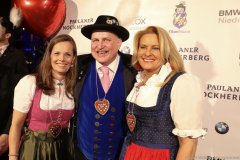 Christian Schottenhamel (Mitte), Silja Schrank-Steinberg (re.), Filserball am Nockherberg in München 2020