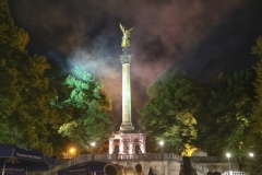 Feuerwerk beim Friedensengel Sommerfest auf der Plattform unter dem Friedensengel in München 2019