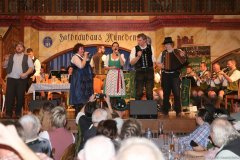 Tom, Renate Maier, Traudi Siferlinger, Erdäpfelkraut, Basti  (von li. nach re.),  Gstanzl im Hofbräuhaus in München 2020