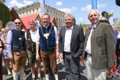 Claudius Wolfrum  (3. von li.), Dieter Reiter (2. von re.), Handwerkerdorf beim Stadtgründungsfest am Odeonsplatz in München 2018