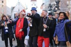 Erster Auftritt der Kinder- und Jugendgarde bei der Inthronisation der Narrhalla Prinzenpaare am Marienplatz in München 2023