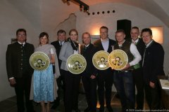 Mario und Kristina Klaric, Lorenz und Christine Stiftl, Gregor Lemke, Stephan Maier, Robert Landersdorfer, Aexander Egger, Thomas Vollmer (von li. nach re.), Jahresessen der Innenstadtwirte im Restaurant Palaiskeller im Hotel Bayerischer Hof in München 2020