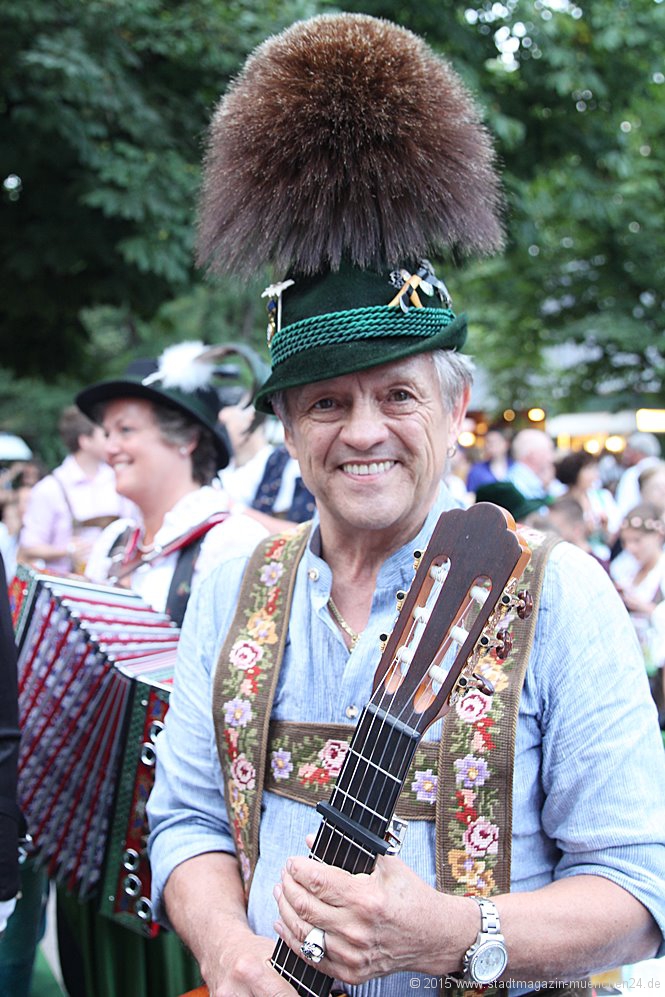 Frühaufsteher in München Fotostrecke Kocherlball 2015