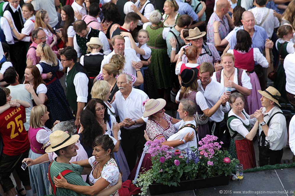 Frühaufsteher in München Fotostrecke Kocherlball 2015