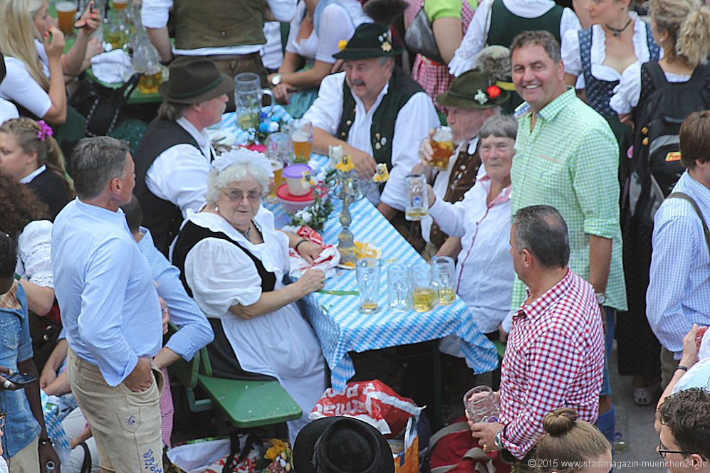 Frühaufsteher in München Fotostrecke Kocherlball 2015