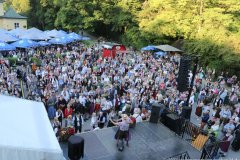 Kocherlball am Chinesischen Turm im Englischen Garten in München 2022