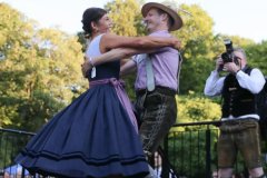 Katharina Mayer und Magnus Kaindl, Kocherlball am Chinesischen Turm im Englischen Garten in München 2022