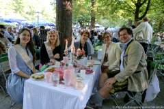 Kocherlball am Chinesischen Turm im Englischen Garten in München 2022