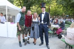 Kocherlball am Chinesischen Turm im Englischen Garten in München 2022