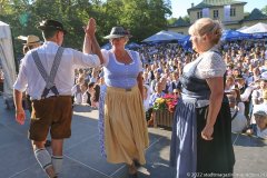 Kocherlball am Chinesischen Turm im Englischen Garten in München 2022