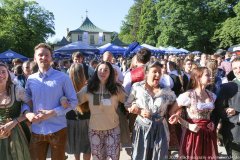 Kocherlball am Chinesischen Turm im Englischen Garten in München 2022