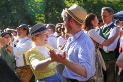 Kocherlball am Chinesischen Turm im Englischen Garten in München 2022