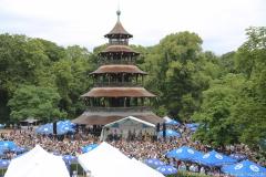 Kocherlball am Chinesischen Turm im Englischen Garten in München 2023