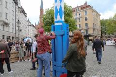 Haidhausen hat wieder einen Maibaum. Maibaumaufstellen am Wiener Platz in München 2023