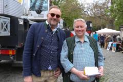 Thomas Schmid und Andy Micksch (re.), Haidhausen hat wieder einen Maibaum. Maibaumaufstellen am Wiener Platz in München 2023