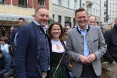 Thomas Schmid, Susanne Hornberger, Dr. Wolfgang Stefinger (von li. nach re.), Haidhausen hat wieder einen Maibaum. Maibaumaufstellen am Wiener Platz in München 2023