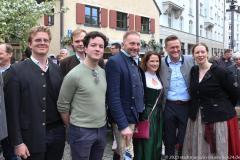 Thomas Schmid, Susanne Hornberger, Dr. Wolfgang Stefinger, Haidhausen hat wieder einen Maibaum. Maibaumaufstellen am Wiener Platz in München 2023