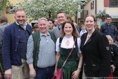 Thomas Schmid, Andy Miksch, Dr. Wolfgang Stefinger, Susanne Hornberger (von li. nach re.), Haidhausen hat wieder einen Maibaum. Maibaumaufstellen am Wiener Platz in München 2023