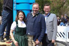 Susanne Hornberger, Thomas Schmid, Dr. Wolfgang Stefinger (von li. nach re.), Haidhausen hat wieder einen Maibaum. Maibaumaufstellen am Wiener Platz in München 2023