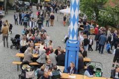 Haidhausen hat wieder einen Maibaum. Maibaumaufstellen am Wiener Platz in München 2023