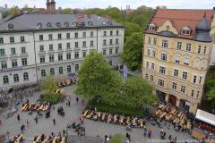 Haidhausen hat wieder einen Maibaum. Maibaumaufstellen am Wiener Platz in München 2023