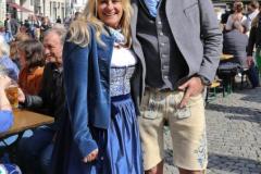 Silja Steinberg und Manuel Rehbach, Haidhausen hat wieder einen Maibaum. Maibaumaufstellen am Wiener Platz in München 2023