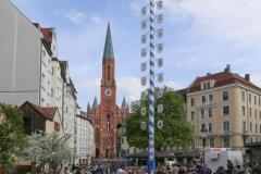 Haidhausen hat wieder einen Maibaum. Maibaumaufstellen am Wiener Platz in München 2023