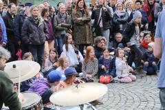 Hochzeits Musik, Haidhausen hat wieder einen Maibaum. Maibaumaufstellen am Wiener Platz in München 2023