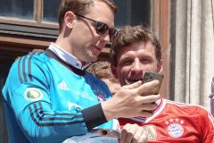 Manuel Neuer und Thomas Müller (re.), Meisterfeier FC Bayern am  Rathausbalkon in München 2022