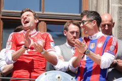 Thomas Müller und Robert Lewandowski (re.), Meisterfeier FC Bayern am  Rathausbalkon in München 2022